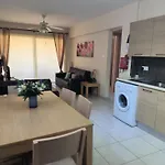 Apartment 2 Bed In With Communal Pool
