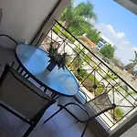 2 Bed In With Communal Pool Apartamento *