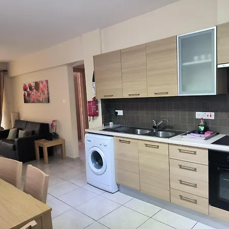 Apartment 2 Bed In With Communal Pool *