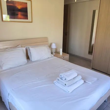 2 Bed In With Communal Pool Kiti