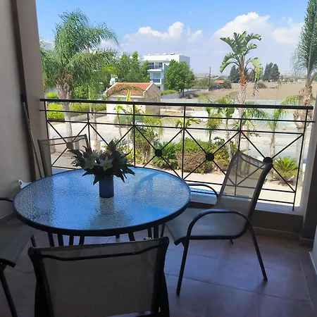 Apartment 2 Bed In With Communal Pool