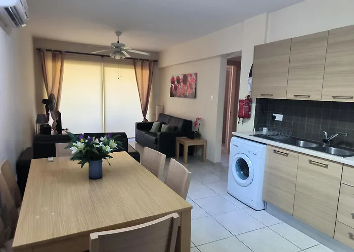 2 Bed In With Communal Pool Lägenhet